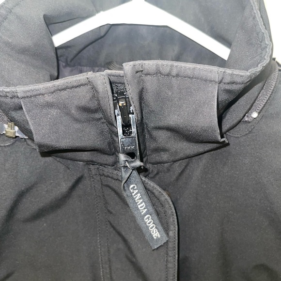 Canada Goose Trillium Black Parka Women's
XS 6550LR - Picture 4 of 11